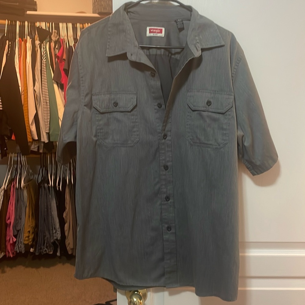 2 men’s short sleeve wrangler button downs
